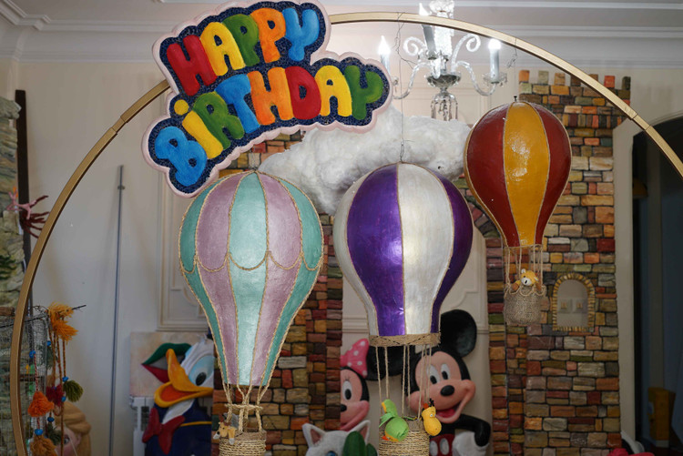 دکوراسیون کامل با بالن های و ماکت های شادیکادکور