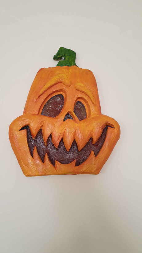 کدوی پاپیه ماشه هالویینی شادیکادکور به عنوان تابلو بر روی دیوار