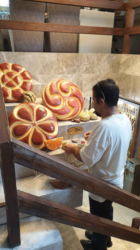 در حال نصب کلوچه ها در مغازه اشهدی