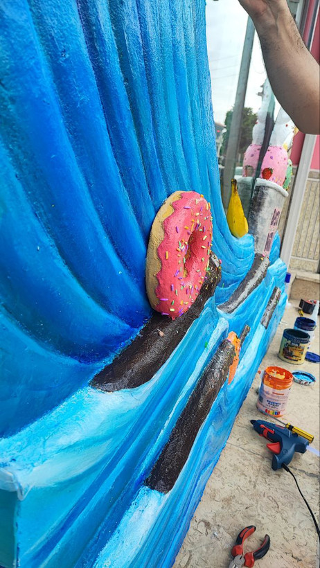 نمای نزدیک برای نشان دادن عمق کار دونات و امواج وریا در ویترین بستنی فروشی