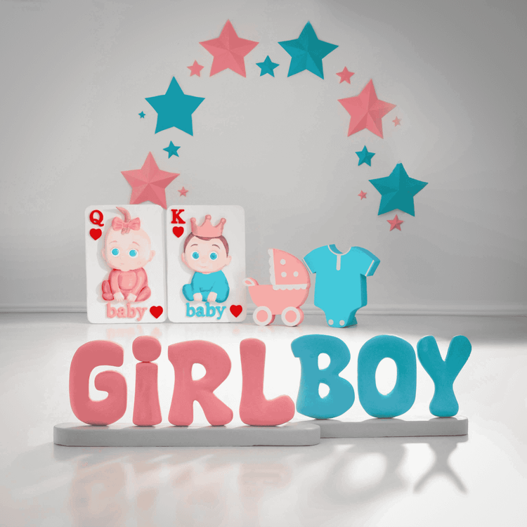 تصویری از دو کارت فانتزی طراحیشده برای تعیین جنسیت نوزاد؛ کالیکه و بلوز آبی ستاره های لی و صورتی و کلمه GIRL BOY