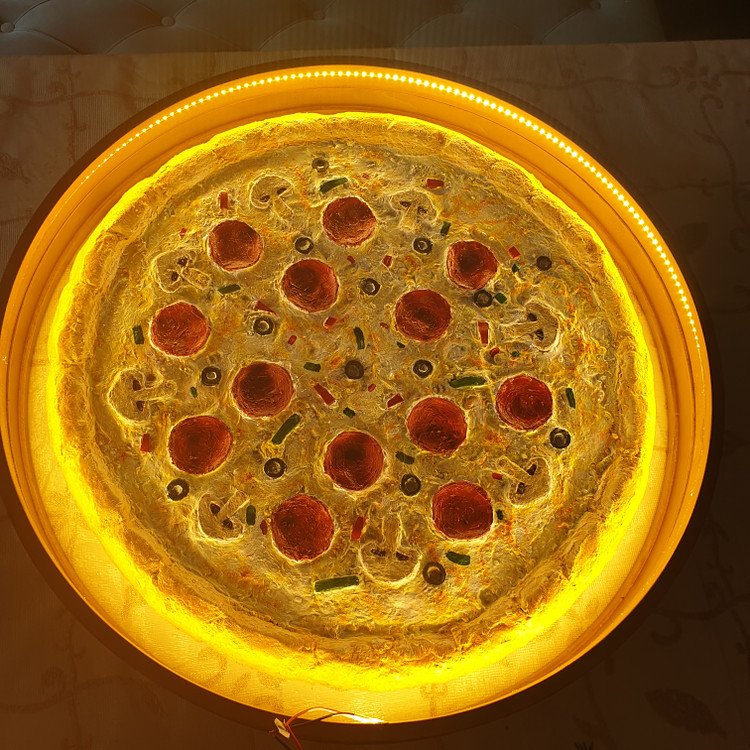 ماکت پیتزای پاپیهماشه با طراحی واقعی شامل پپرونی، قارچ، زیتون و فلفل، مناسب دکور رستوران و کافه