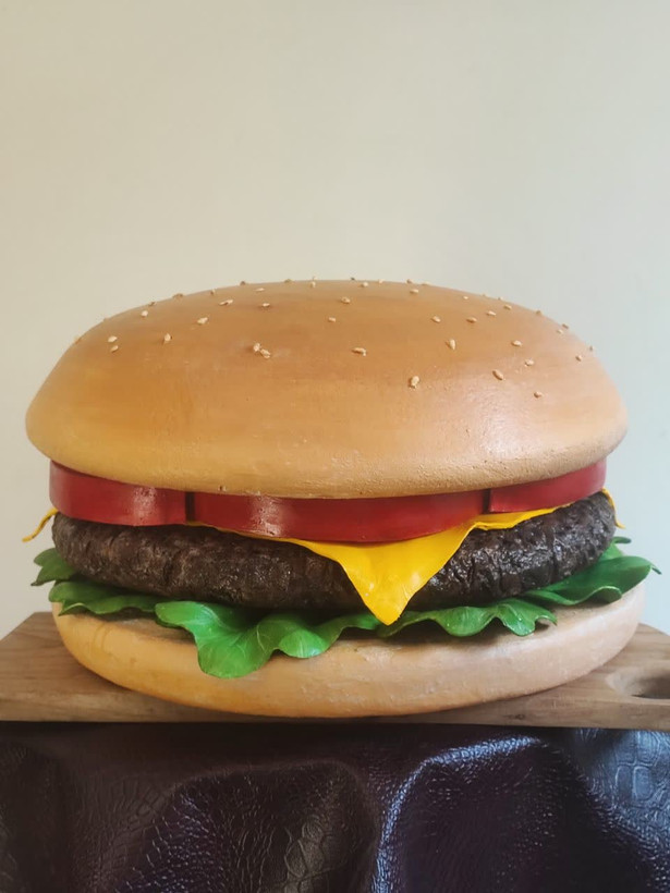 ماکت همبرگر 50 سانتیمتری شامل نان کنجدی، گوشت، پنیر و سبزیجات، مناسب دکور رستوران و ویترین فروشگاه