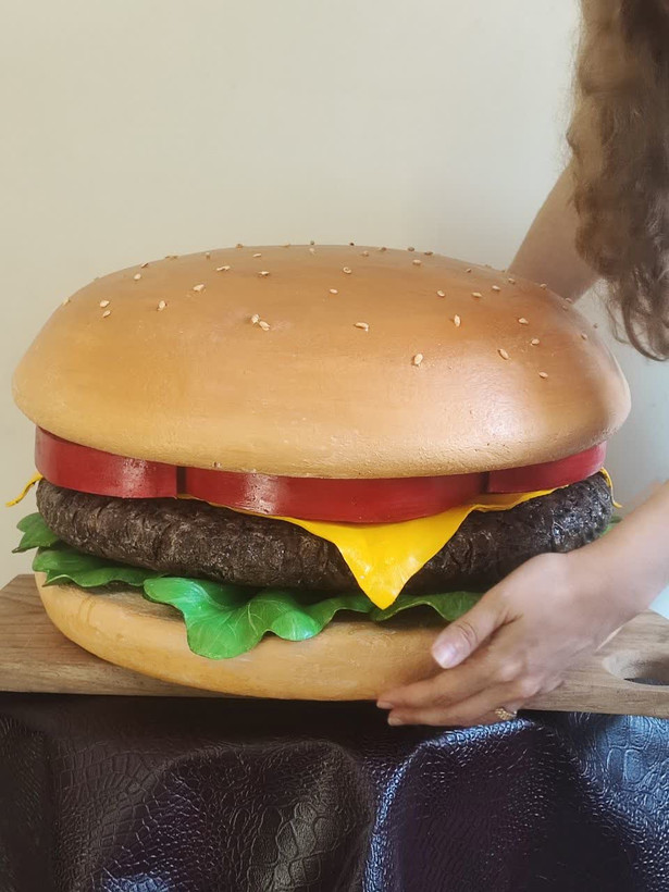 ماکت همبرگر 50 سانتی متری شامل نان کنجدی، گوشت، پنیر و سبزیجات، مناسب دکور رستوران و ویترین فروشگاه