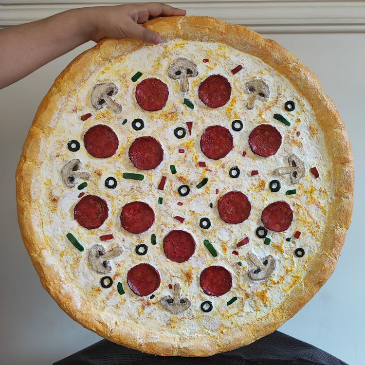 ماکت پیتزای پاپیهماشه با طراحی واقعی شامل پپرونی، قارچ، زیتون و فلفل، مناسب دکور رستوران و کافه