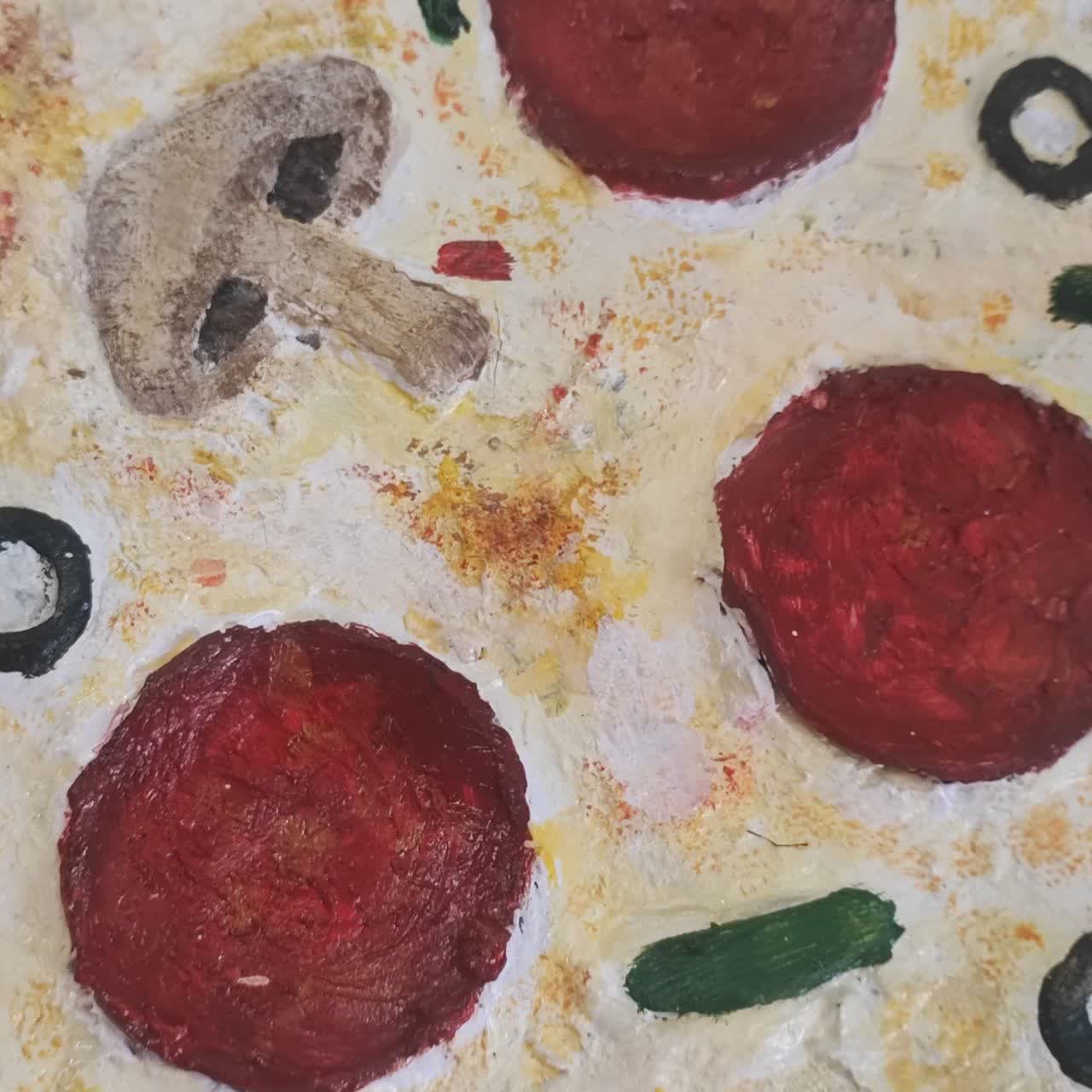 ماکت پیتزای پاپیه‌ماشه با طراحی واقعی  از نمای نزدیک شامل پپرونی، قارچ، زیتون و فلفل، مناسب دکور رستوران و کافه