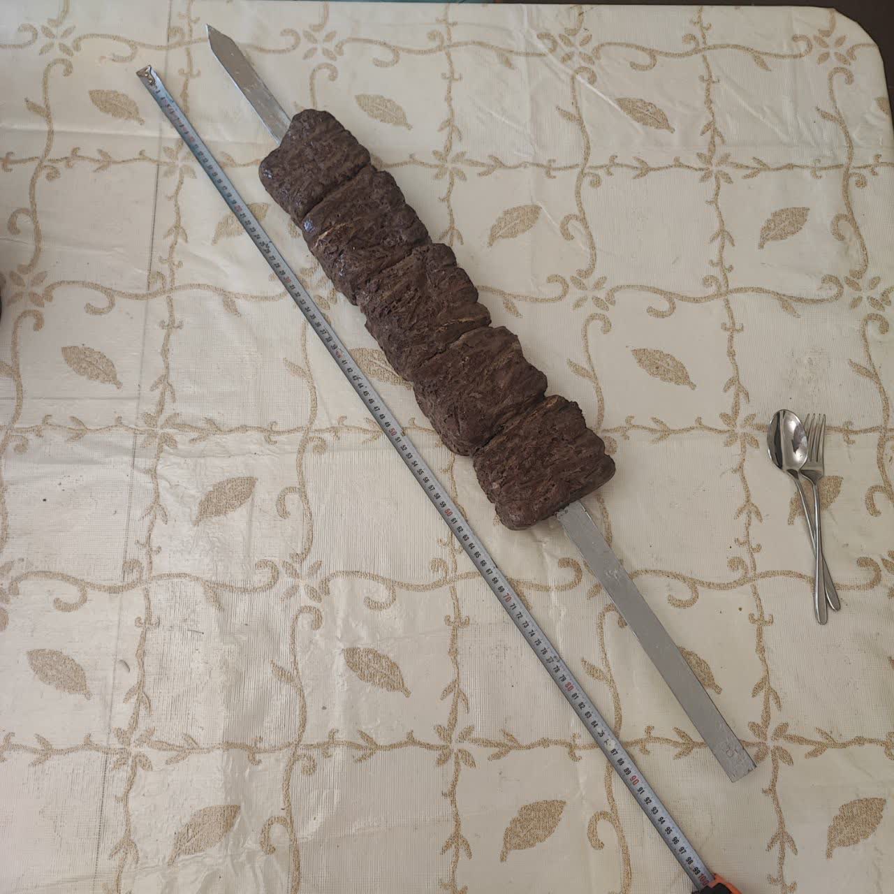 ماکت کباب چنجه ۹۵ سانتی‌متری با طراحی واقعی روی سیخ فلزی، مناسب دکور رستوران و ویترین فروشگاه