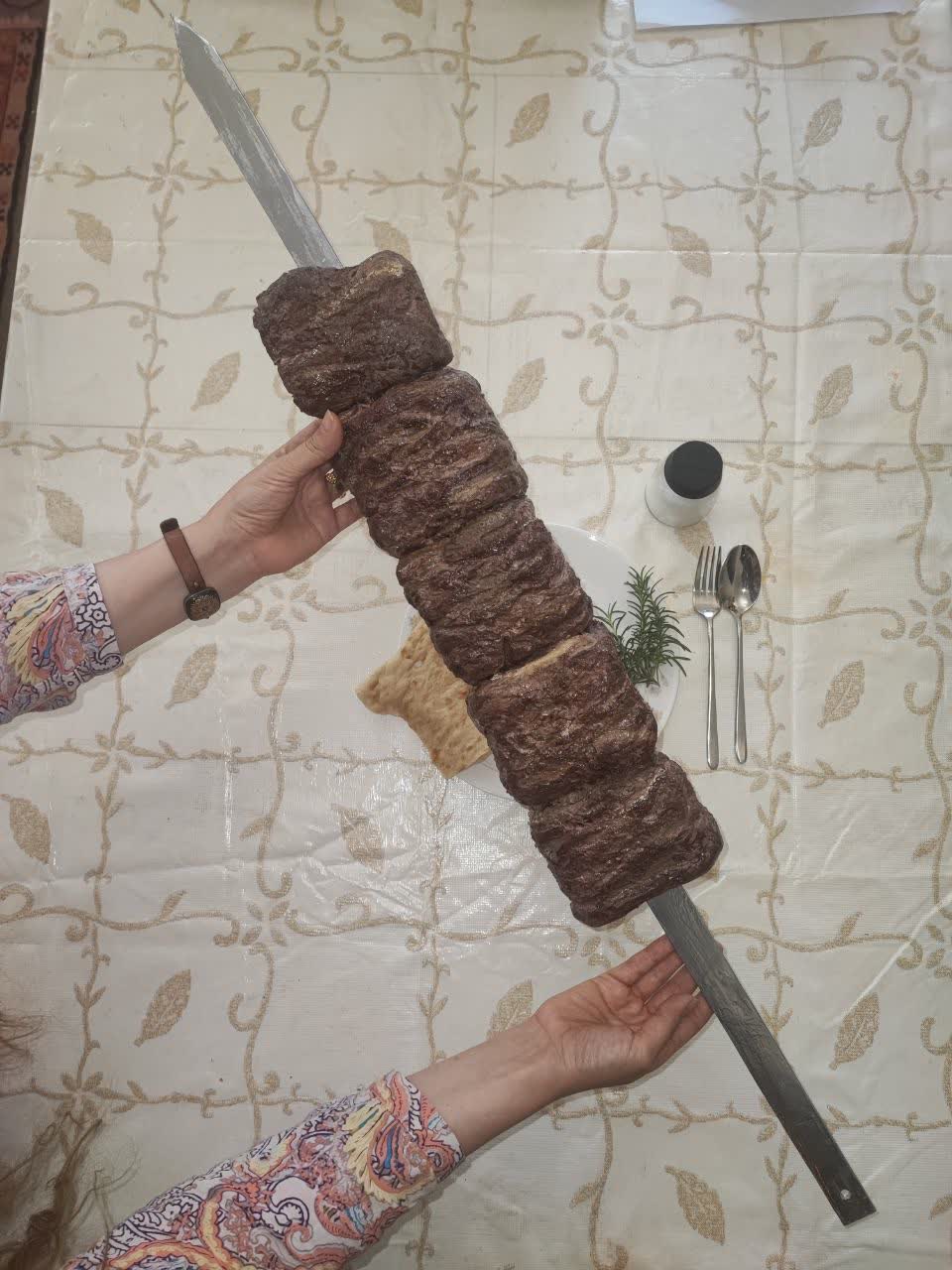 ماکت کباب چنجه ۹۵ سانتی‌متری با طراحی واقعی روی سیخ فلزی، مناسب دکور رستوران و ویترین فروشگاه