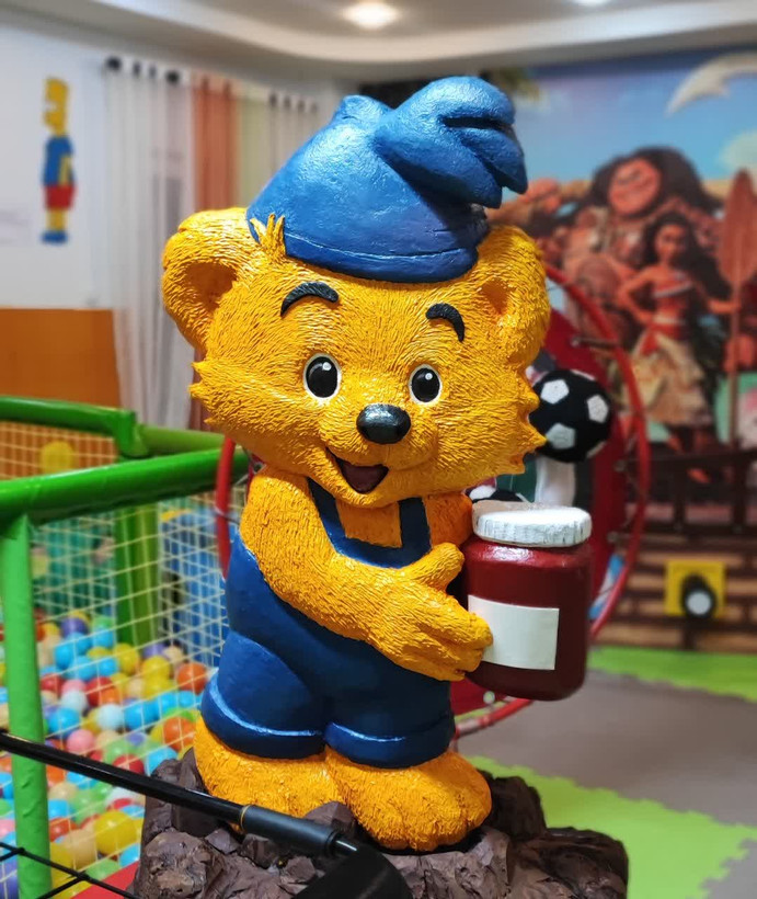 ماکت سهبعدی شخصیت بامزی با ارتفاع یک متر، ساختهشده با پاپیهماشه، قابل نصب روی دیوار یا استفاده بهصورت استند