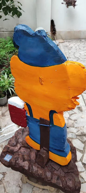 نمای پشت ماکت سهبعدی شخصیت بامزی با ارتفاع یک متر، ساختهشده با پاپیهماشه، قابل نصب روی دیوار یا استفاده بهصورت استند