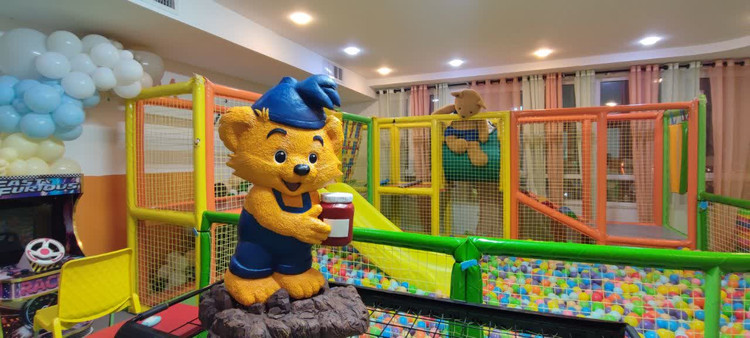 ماکت سهبعدی شخصیت بامزی با ارتفاع یک متر، ساختهشده با پاپیهماشه، قابل نصب روی دیوار یا استفاده بهصورت استند