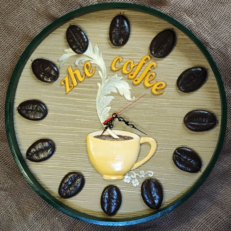 ساعت دیواری چوبی با طراحی خاص برای کافه ژ، شامل چیدمان دانههای قهوه به جای اعداد ساعت، تصویر فنجانی با بخار در حال بالا رفتن در مرکز، و عناصر گرافیکی مینیمال با رنگهای گرم؛ القاکنندهی فضایی دنج و صمیمی