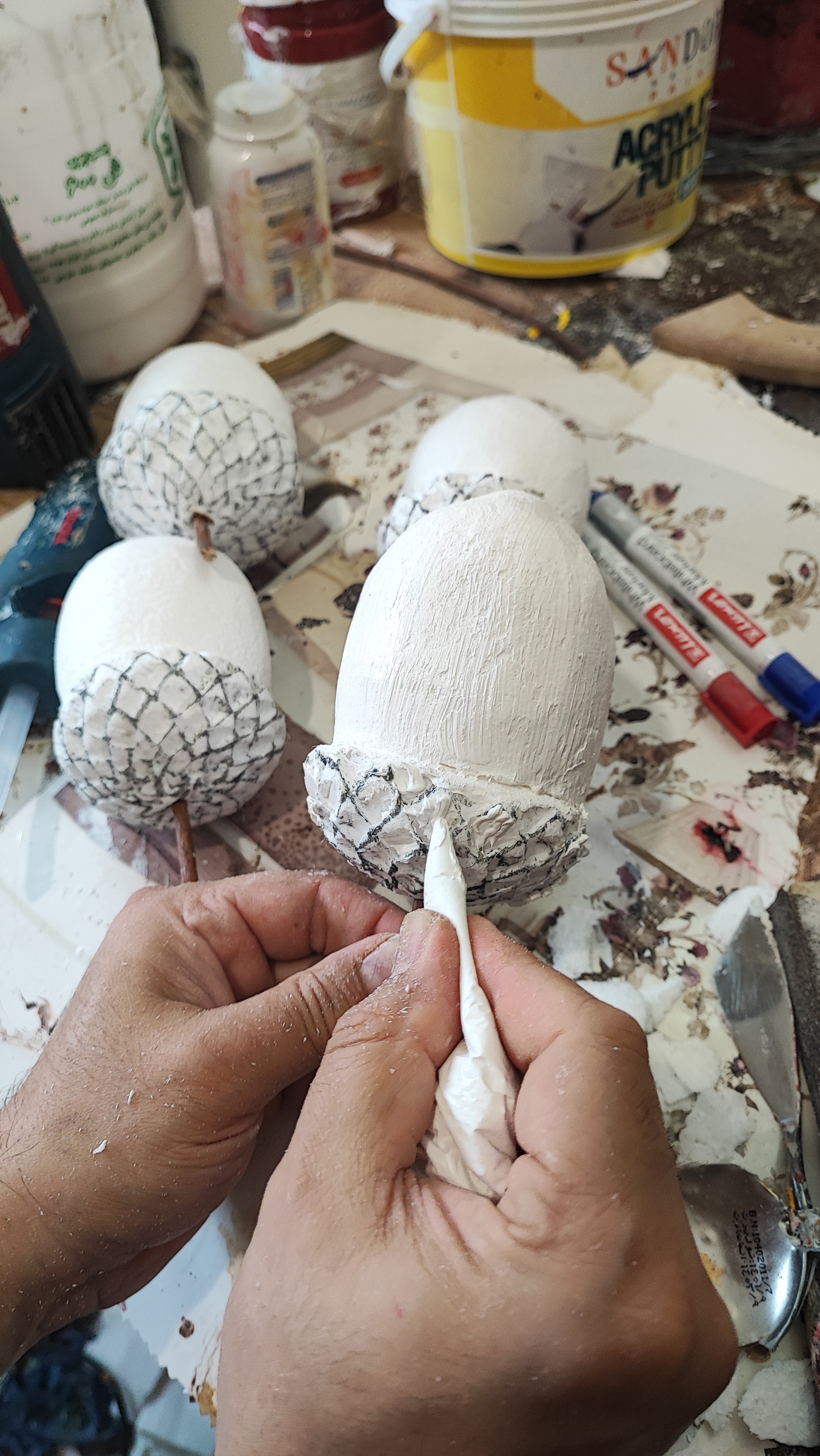 ماکت‌های بزرگ بلوط با طراحی طبیعی  قبل از رنگ آمیزی در سبد حصیری، مناسب برای دکور پاییزی، ویترین فروشگاه یا تزئینات کافه