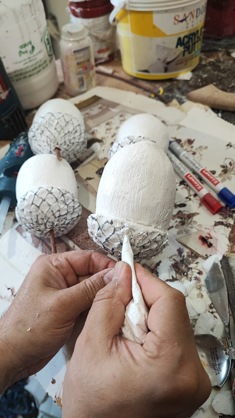 ماکتهای بزرگ بلوط با طراحی طبیعی قبل از رنگ آمیزی در سبد حصیری، مناسب برای دکور پاییزی، ویترین فروشگاه یا تزئینات کافه