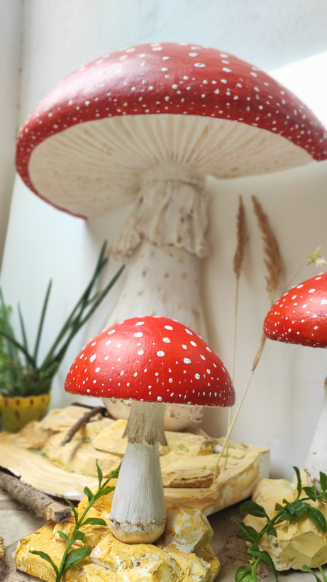 ماکتهای بزرگ قارچ در ابعاد مختلف همراه با بلوطهای کوچک در سبد حصیری؛ مناسب برای دکور پاییزی، ویترین فروشگاه و تزئینات فانتزی از نمای پایین