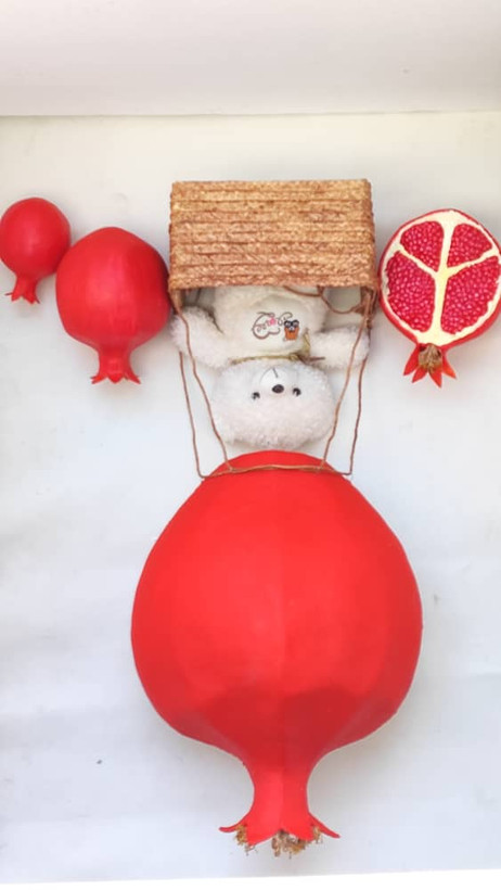 بالن انار یک متری و ماکت سبد به همراه انار ۳۰ و ۳۵ سانتی و ۲۵ سانتی متری