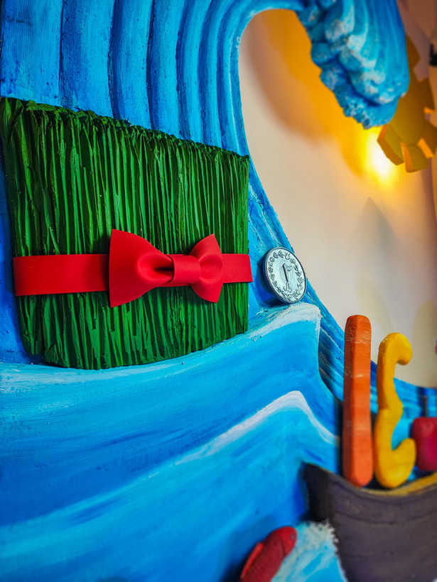 ماکت نوروز 1405 روی موج های آبی همراه با هفت سین و سردیس اسب از نمای نزدیک- مناسب دکور آتلیه