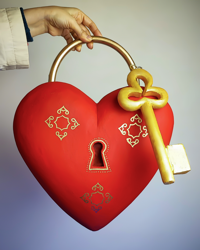 ماکت قلب ولنتاین با قفل و کلید طلایی برای دکور اتلیه عکاسی