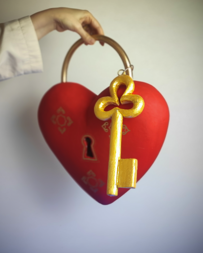 ماکت قلب ولنتاین با قفل و کلید طلایی برای دکور اتلیه عکاسی