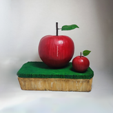 ماکت سیب 50 و 25 سانتی روی استند چمن شکل