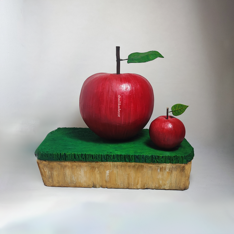 ماکت سیب 50 و 25 سانتی روی استند چمن شکل