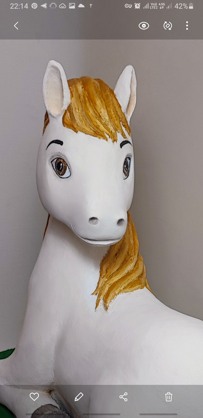 اسب قابل نشستن از نمای جانبی